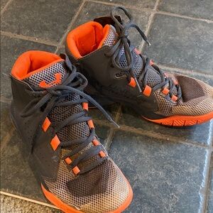 EUC! Boys size 5, Under Armour Charged court high top shoes! Gray & Orange!